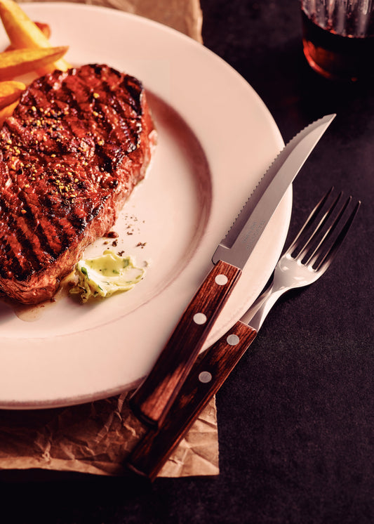 Garfo e faca com serrilha