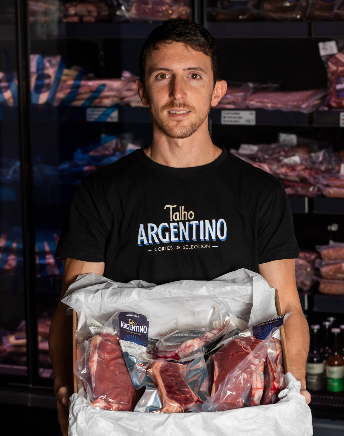 Jantar a dois com bife e vinho argentino