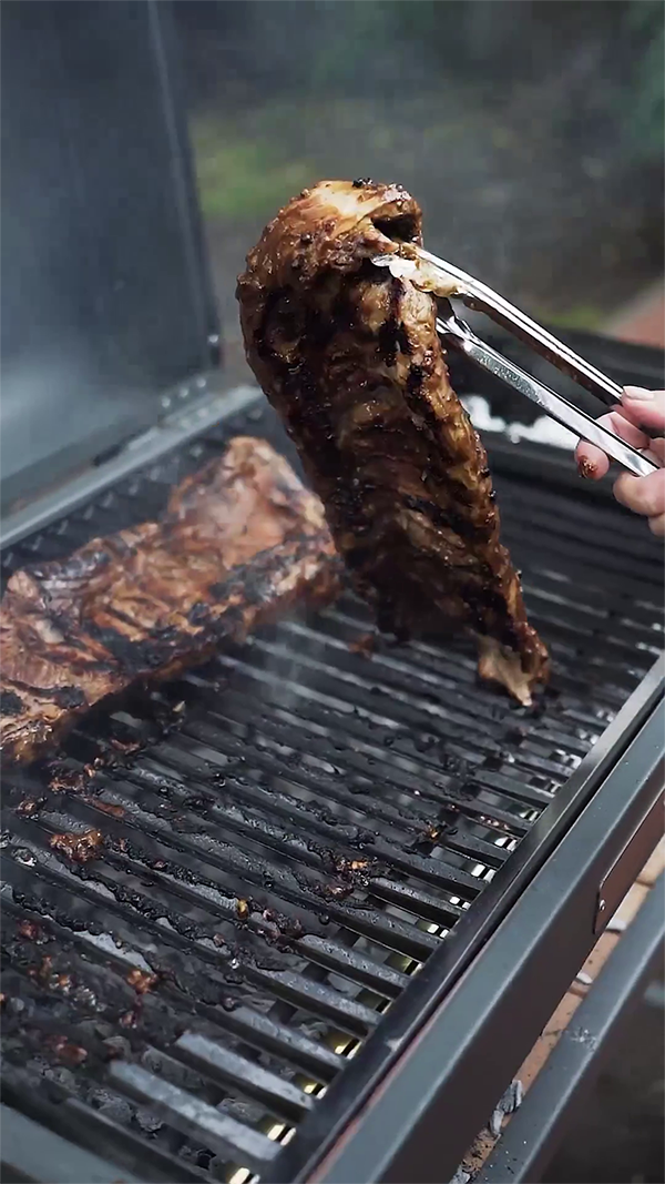 Asado argentin entre amis sur le barbecue
